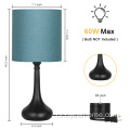 Moderne metalen lamp aan de nachtkastje